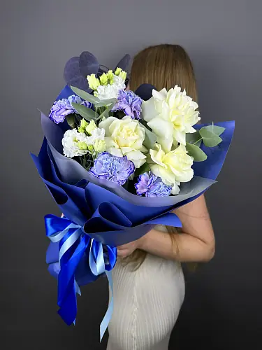 На фото №7 Шикарный Букет с Розами и Синими Диантусами