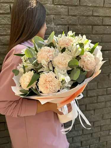 Букет живых цветов из альстромерии и гвоздики в дизайнерской упаковке