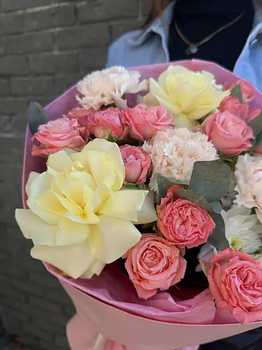 На фото №3 Букет живых цветов с белыми французскими розами в дизайнерской упаковке 