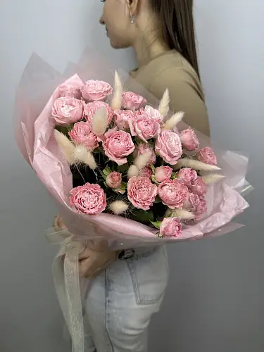 На фото №3 Букет из розовых кустовых роз