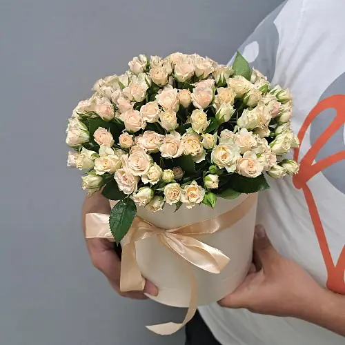 На фото №2 Кустовые бежевые розы в коробке