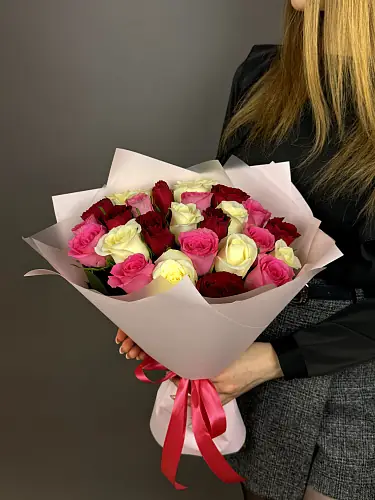 На фото №2 Нежный букет живых цветов из 25 разноцветных роз в дизайнерской упаковке
