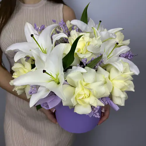 Букет живых цветов с лилией и французскими розами в шляпной коробке