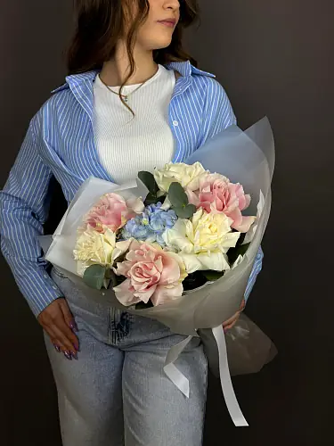 На фото №6 Нежный букет с розами и гортензией