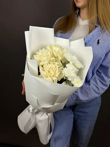 Букет живых цветов с кустовой хризантемой и розами