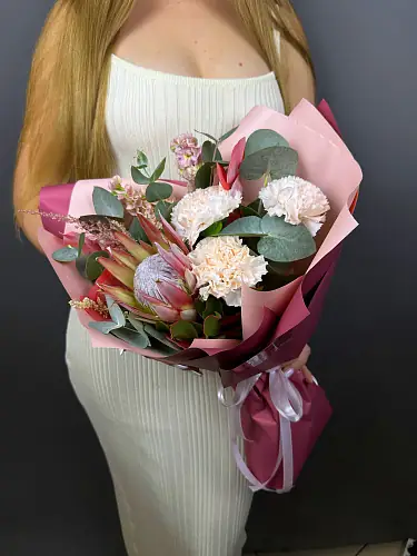 На фото №8 Протея с диантусами