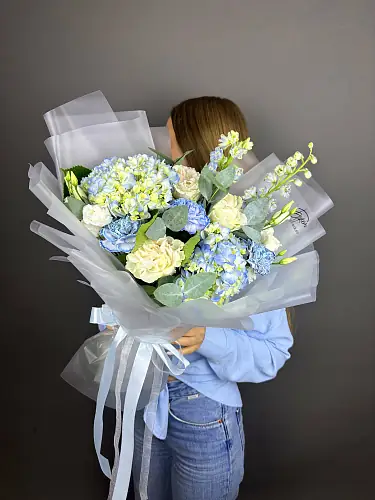 На фото №2 Сборный букет с голубой гортензией и дельфиниумом