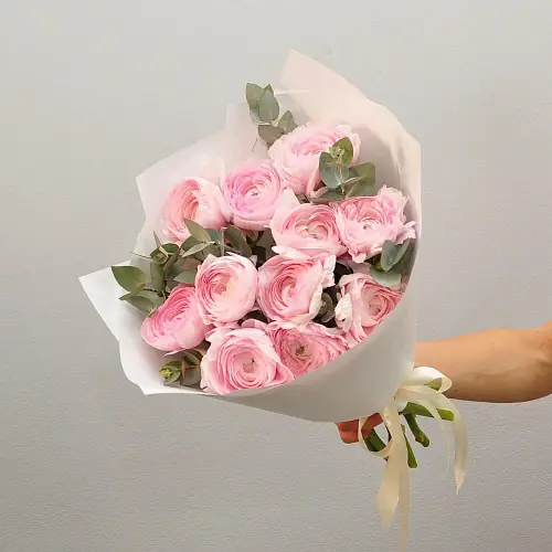 На фото №3 Нежные ранункулюсы с эвкалиптом 