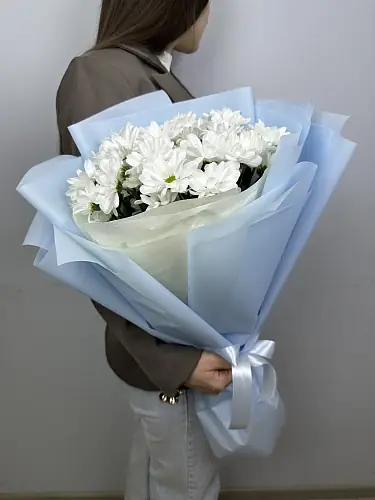 На фото №3 Букет нежных цветов из 5 кустовых хризантем в дизайнерской упаковке