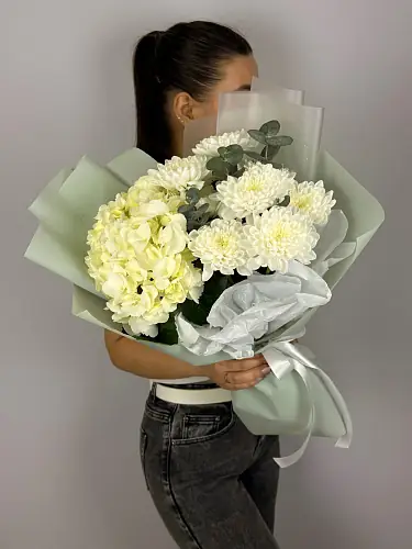 На фото №2 Букет с белой гортензией и хризантемой 
