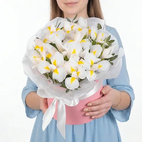 Букет белых ирисов в коробке