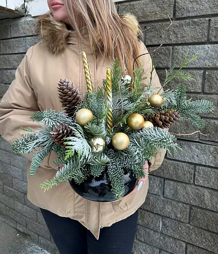 На фото №4 Новогодняя композиция из хвои