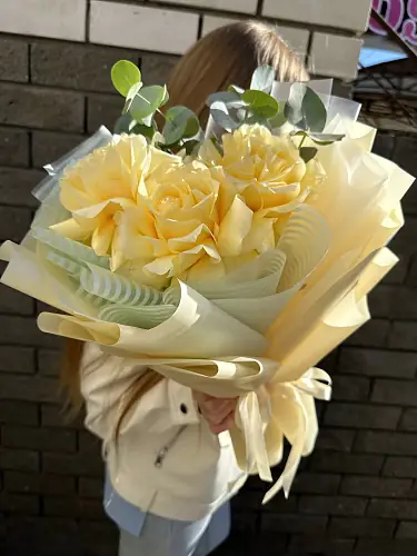 На фото №5 3 Розы с эвкалиптом в упаковке 