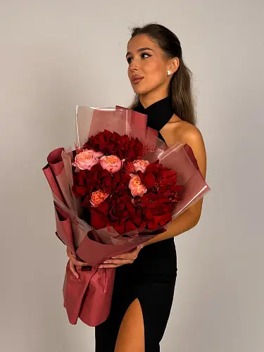 На фото №6 Букет с бордовыми розами