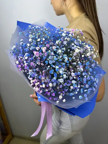 На фото №3 Букет живых цветов из радужной гипсофилы в дизайнерской упаковке