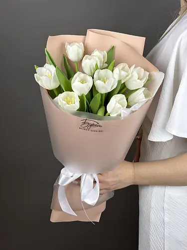 На фото №3 Букет из 11 Светлых  тюльпанов 