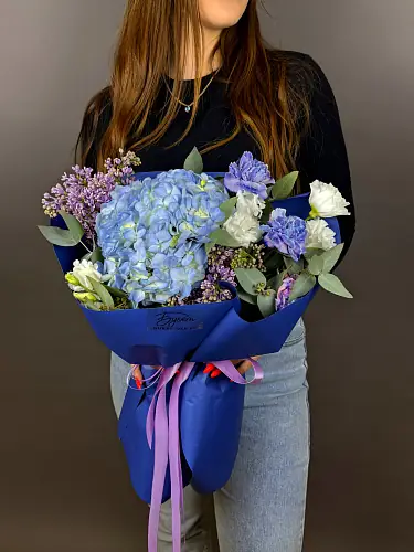 На фото №3 Букет с гортензией и сиренью 