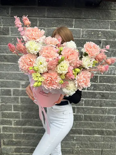 На фото №7 Нежно розовая композиция с эустомой и гвоздикой