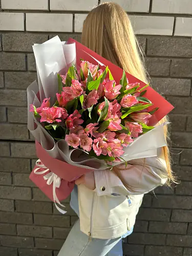 На фото №3 7 Розовых альстромерий в упаковке