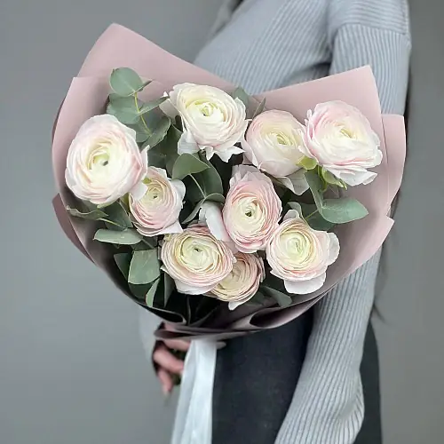 На фото №3 9 Белых Ранункулюсов 