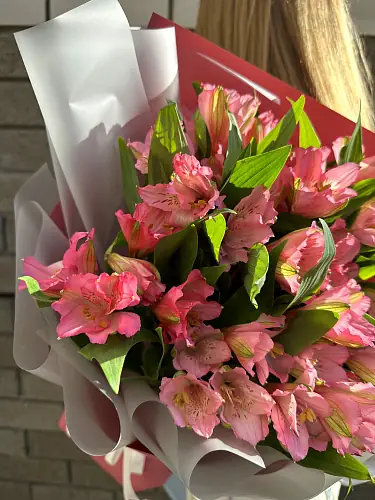 На фото №5 Букет с розовыми альстромериями