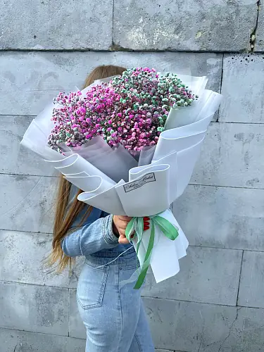 На фото №6 Букет живых цветов из цветной гипсофилы в дизайнерской упаковке