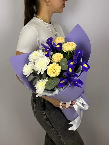 На фото №2 Букет с ирисами и кустовой розой 