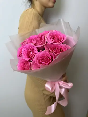 На фото №5 Букет живых цветов из 9 розовых роз