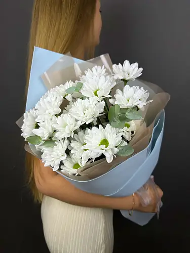 На фото №6 Кустовая хризантема с эвкалиптом