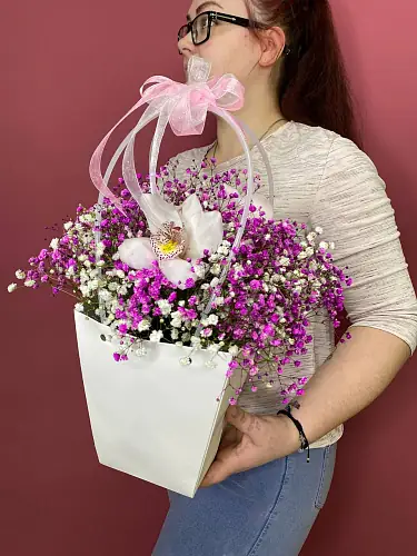 Композиция с Гипсофилой и орхидеей 