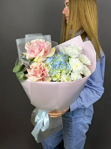 На фото №6 Нежный букет живых цветов с розами и голубой гортензией в дизайнерской упаковке