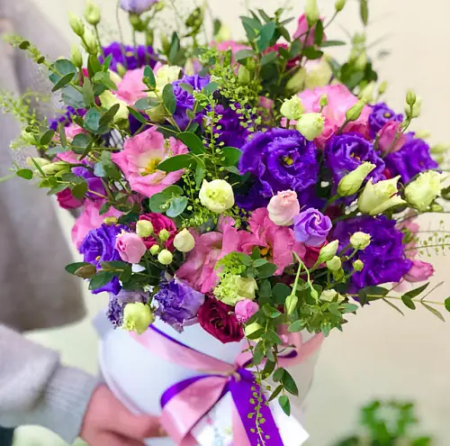 На фото №2 Шляпная коробка "Ты такая яркая!"