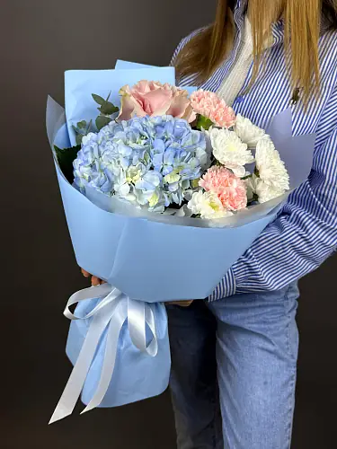 На фото №2 Нежный букет с голубой гортензией