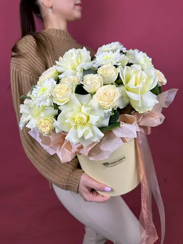 На фото №4 Композиция живых цветов с розами и хризантемой