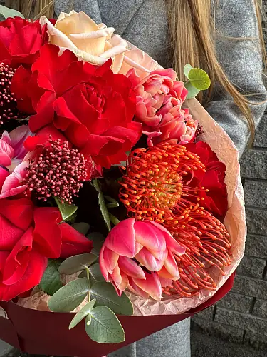 На фото №2 Букет с розами и тюльпанами 