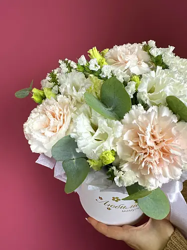 На фото №3 Букет живых цветов с диантусом (гвоздикой) и эустомой в шляпной коробке