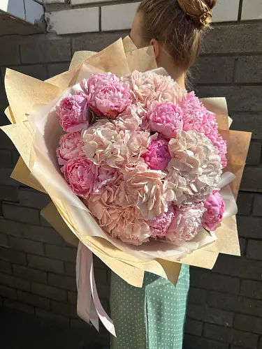 На фото №2 Букет розово белый из гортензий и пионов