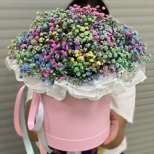 На фото №2 Радужная гипсофила в розовой коробке 