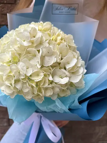 На фото №2 Букет живых цветов с гортензией