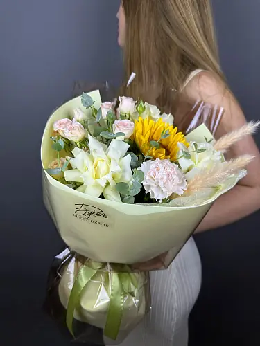 На фото №4 Букет с розами и подсолнухом