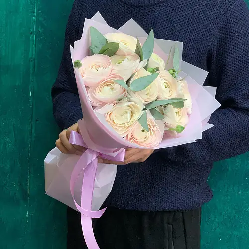 На фото №3 11 Ранункулюсов с эвкалиптом 