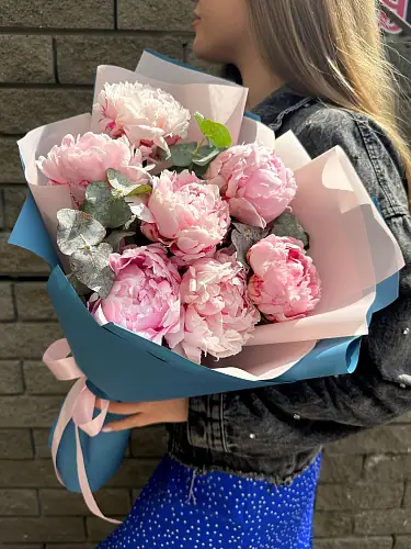 На фото №2 7 Пионов с эвкалиптов в дизайнерской упаковке