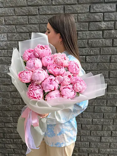 На фото №4 15 Пионов в стильной упаковке 