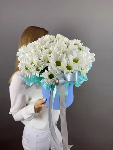 На фото №5 Композиция живых цветов с хризантемой бакарди