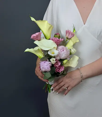 На фото №4 Свадебная композиция с пионами и каллами 