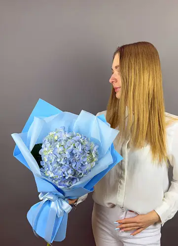 На фото №3 Букет живых цветов из голубой гортензи