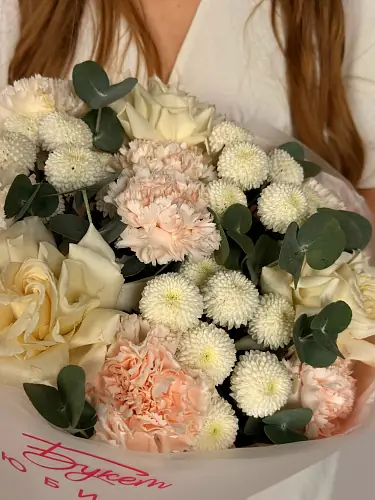 На фото №4 Воздушный букет с диантусами и розами 