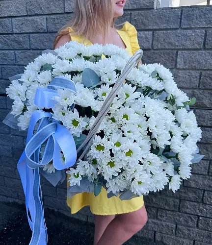 На фото №3 Корзина с белой кустовой хризантемой 