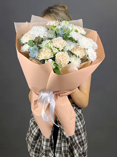 На фото №4 Букет из диантусов и кустовой хризантемы