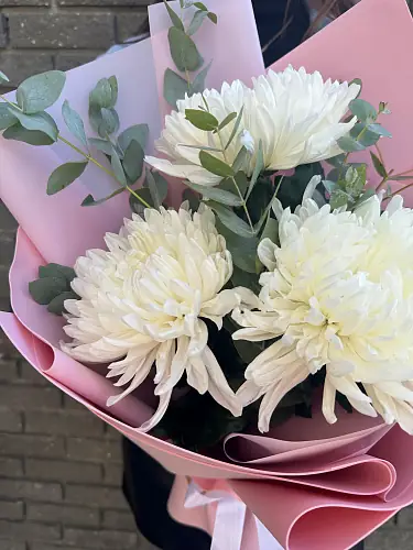 На фото №2 Букет живых цветов из одноголовой хризантемы